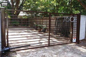 Custom built metal gate- PA025